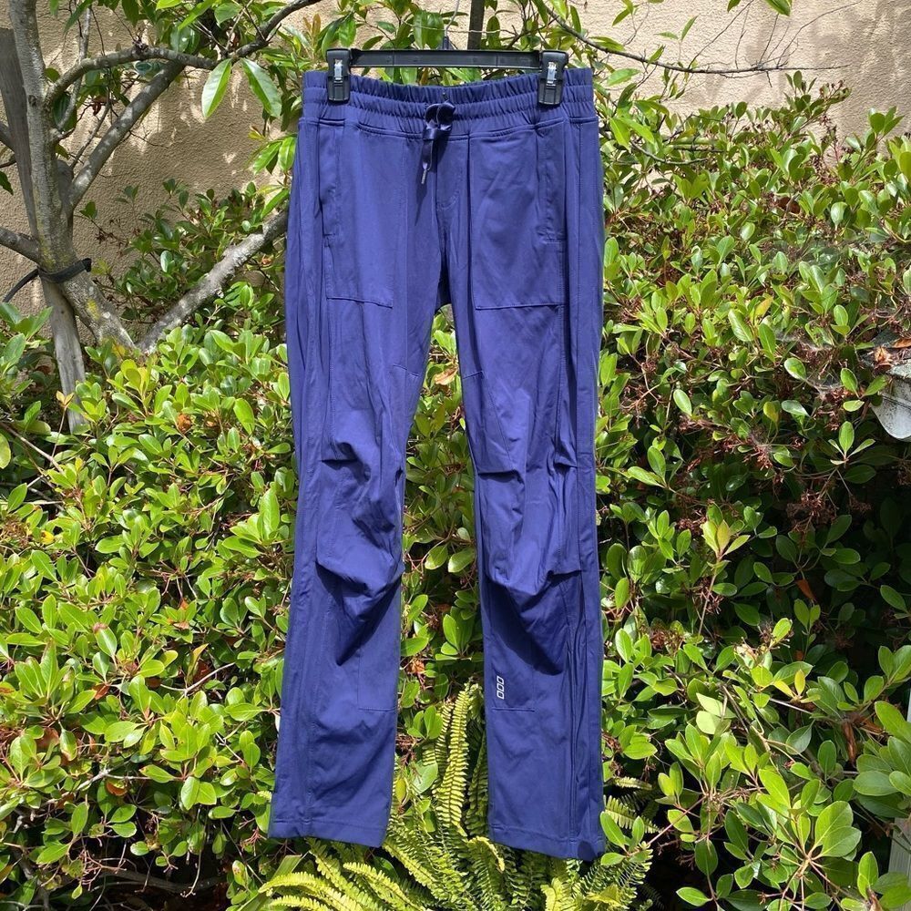 Lorna Jane Uniquely Navy Blue Sweatpants with Pockets. Size Small. EUC!